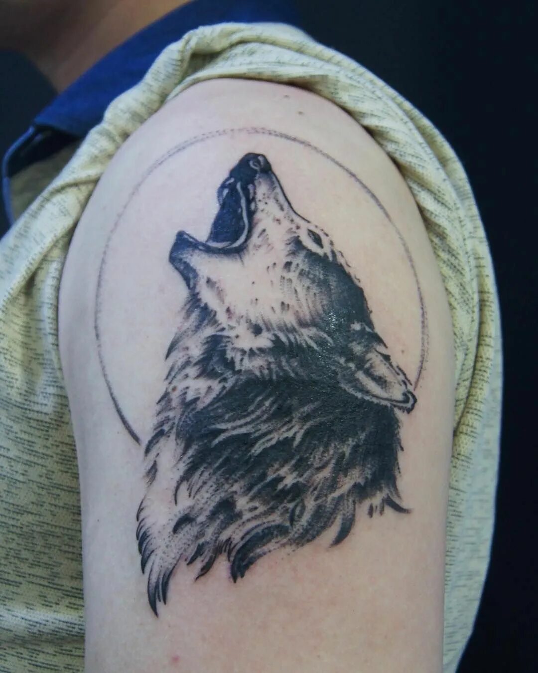 тату волк и луна. тату волк и луна. татуировки воющего волка. татуировки воющего волка. волк воет на луну эскиз.