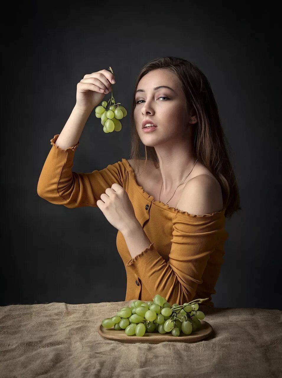 Девушка с вином. Девушка с виноградом. Фотосессия с виноградом. Красивая девушка с виноградом.