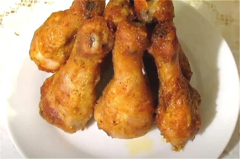 Пожарить куриные ножки на сковороде с хрустящей. Куриные ножки на сковороде с корочкой. куриные ножки в кляре на сковороде. куриные голени жареные на сковороде с корочкой. куриные ножки в кляре в духовке.