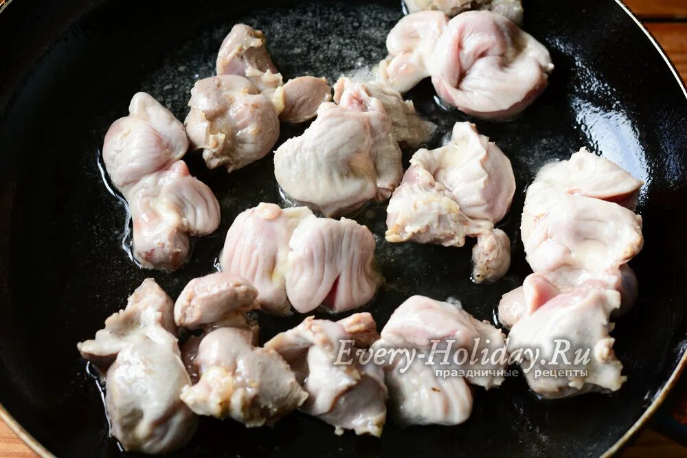 Куриные пупочки варёные. Пупки куриные приготовленные. Вареные куриные желудки. Куриные субпродукты желудочки. Пупки куриные приготовленные.