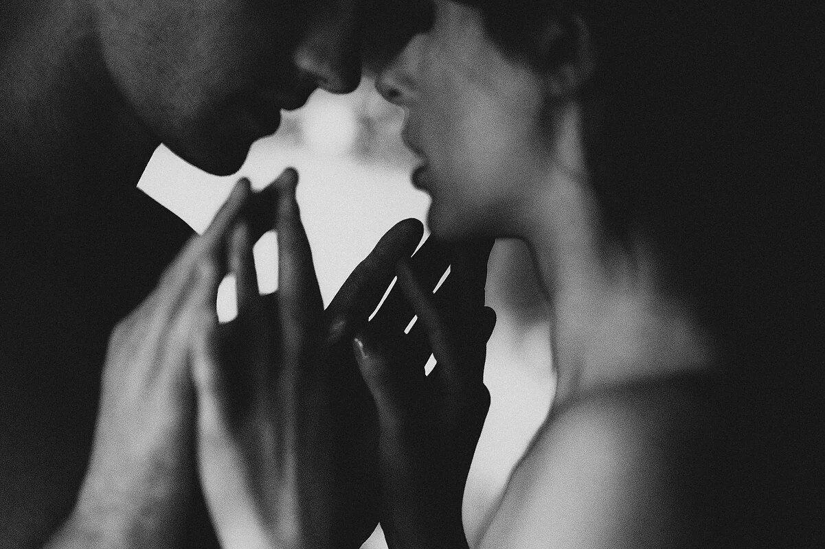 Переплетенные пальцы. Страсть. Прикосновение рук. Мужчина нежно трогает. Ласки руками.