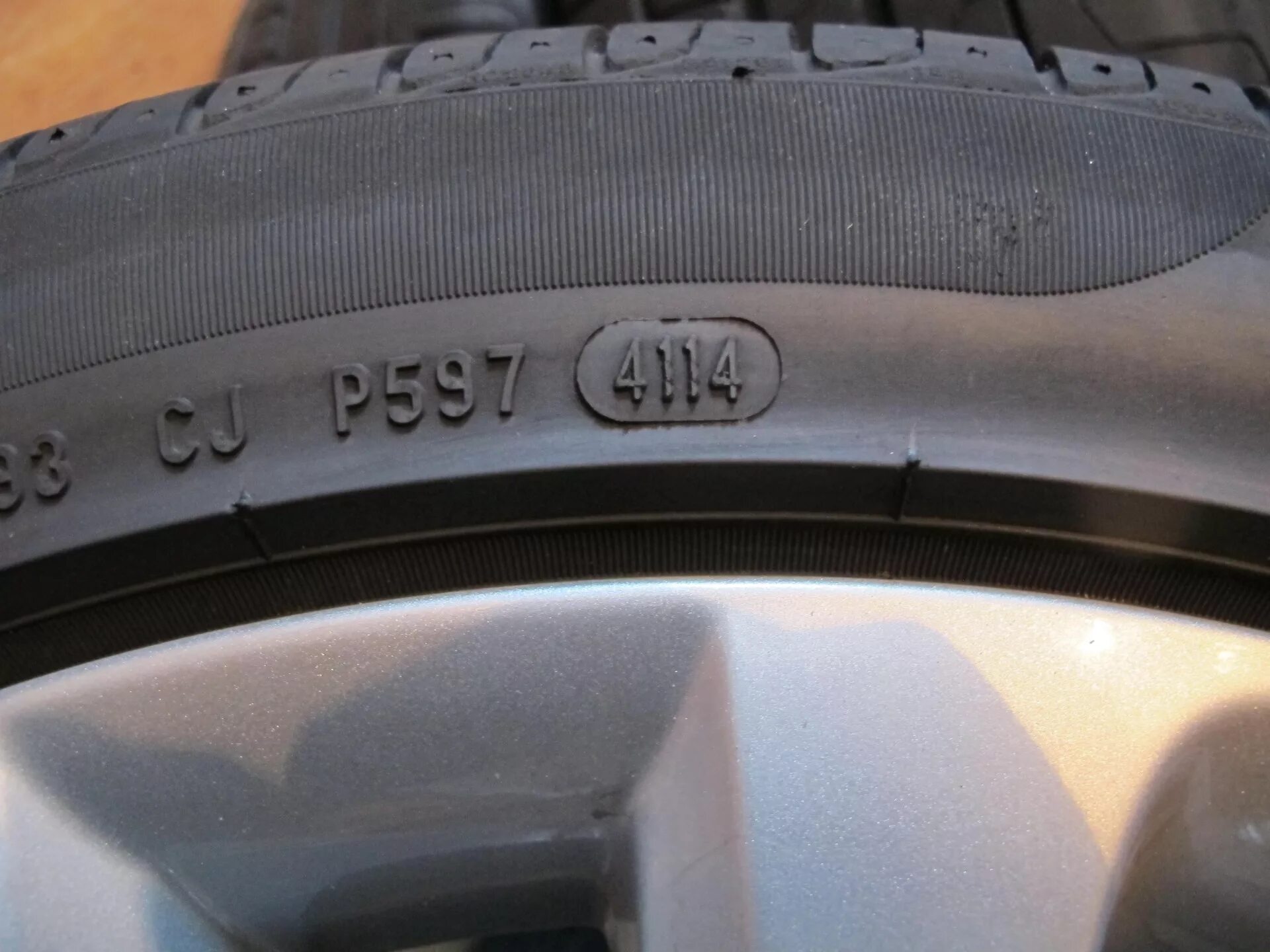 Где на колесах дата. Дата выпуска на шинах Пирелли. Pirelli Cinturato p7 Дата выпуска. Дата изготовления на шинах Пирелли. Дата выпуска на шине Pirelli p7.