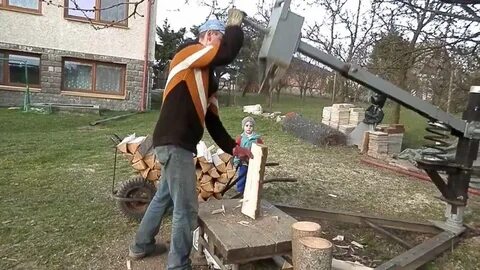 Машина колет дрова