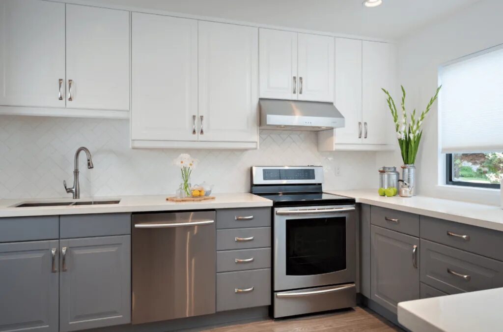 современный кухонный гарнитур. бело серая кухня. серая кухня в интерьере. белые кухни. верона графит gr 00 986-2 кухня.