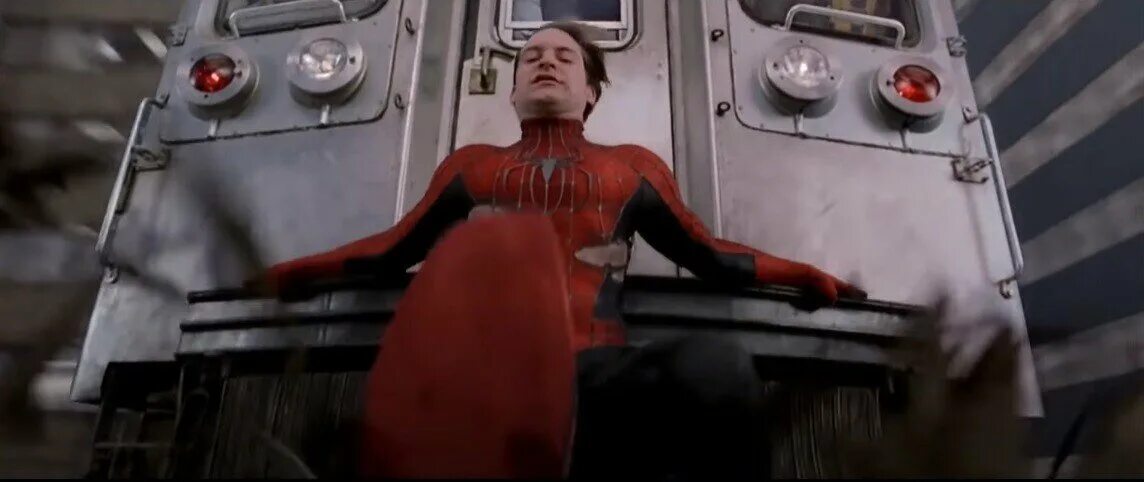 питер паркер тоби магуайр поезд. питер паркер останавливает поезд. тоби магуайр держит поезд. тоби магуайр человек паук 2. тоби магуайр поезд.