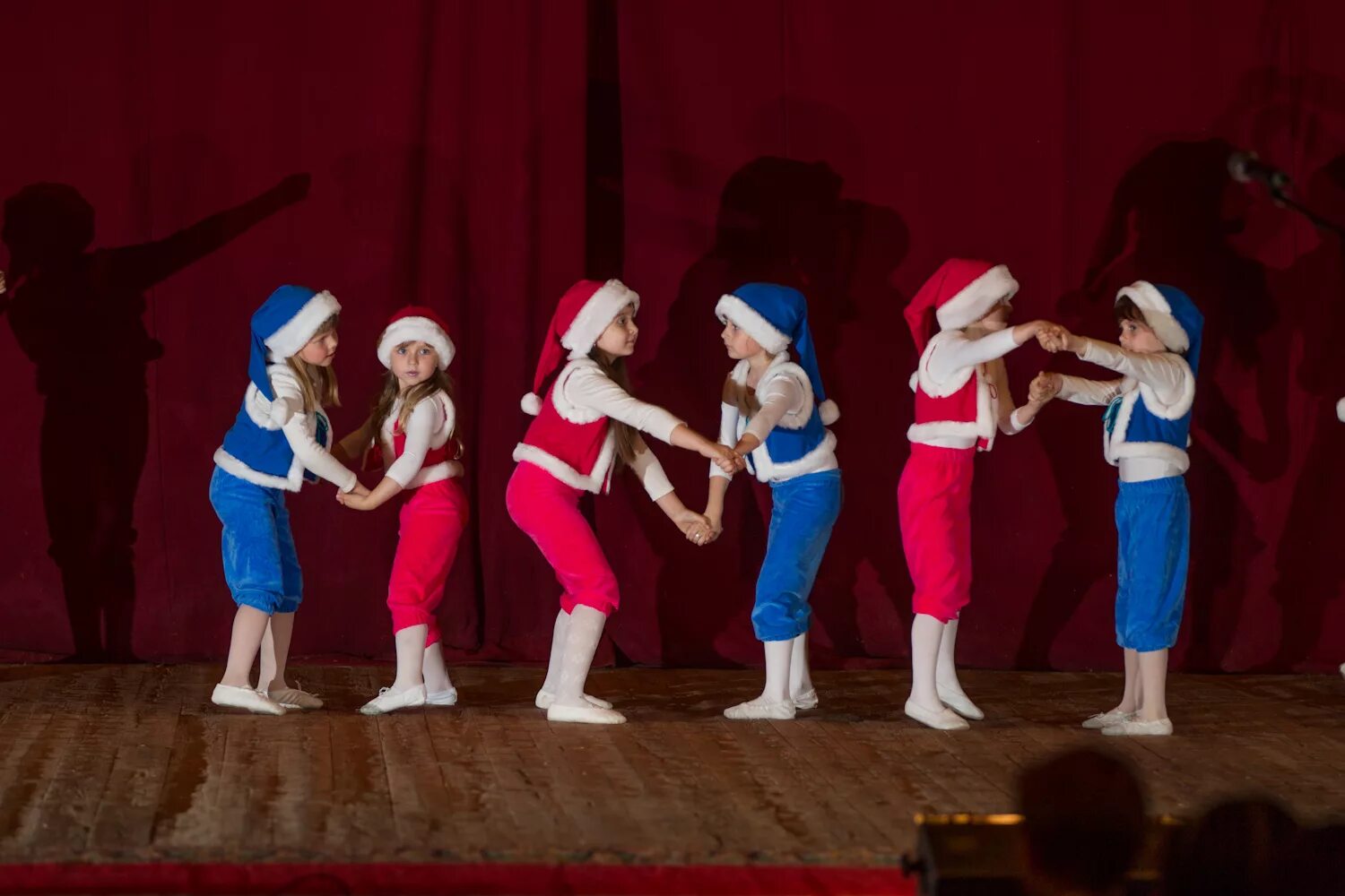 гномы танец. танец гномиков в школе. воылеменный танец гномов в доу. талант танцы. танец гномиков в школе.