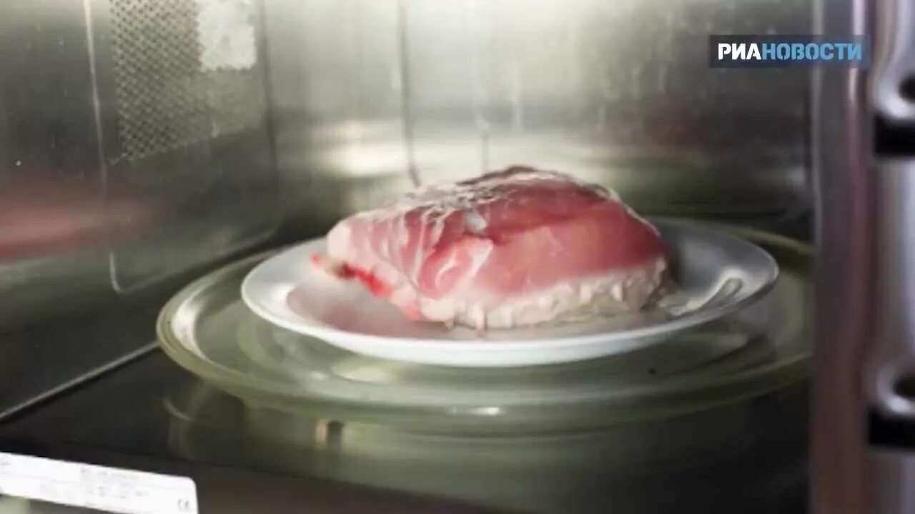Мясо размороженное в микроволновке. Разморозка мяса в микроволновой печи. Разморощка мясо в микроволновки.