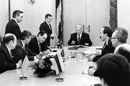 В этом городе был подписан. Подписание федеративного договора 1992. подписание договора российской федерации с татарстаном 1994. подписание договора о разграничении полномочий с татарстаном.