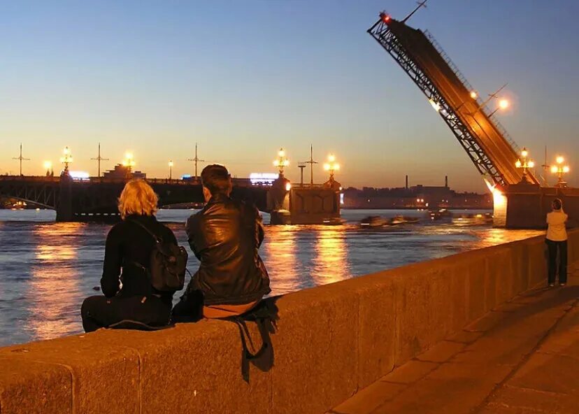 Развод мостов в Санкт-Петербурге. Влюбленные на мосту Питер. Пара на фоне Питера. Парень и девушка на набережной.