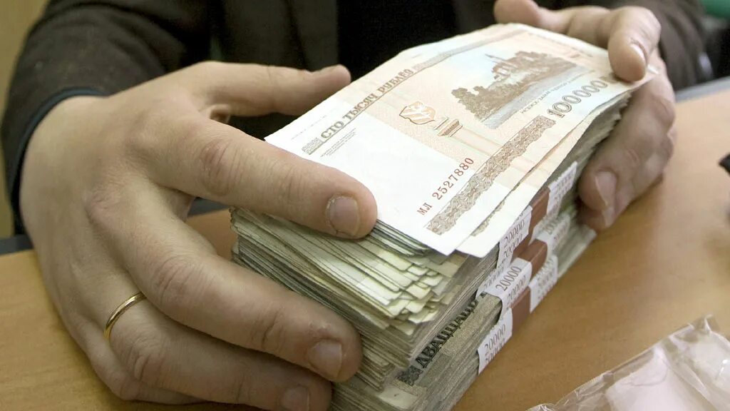 Много пятитысячных купюр. Крупная сумма денег в руках. Много рублей. Кража денег. Получение большой суммы денег.