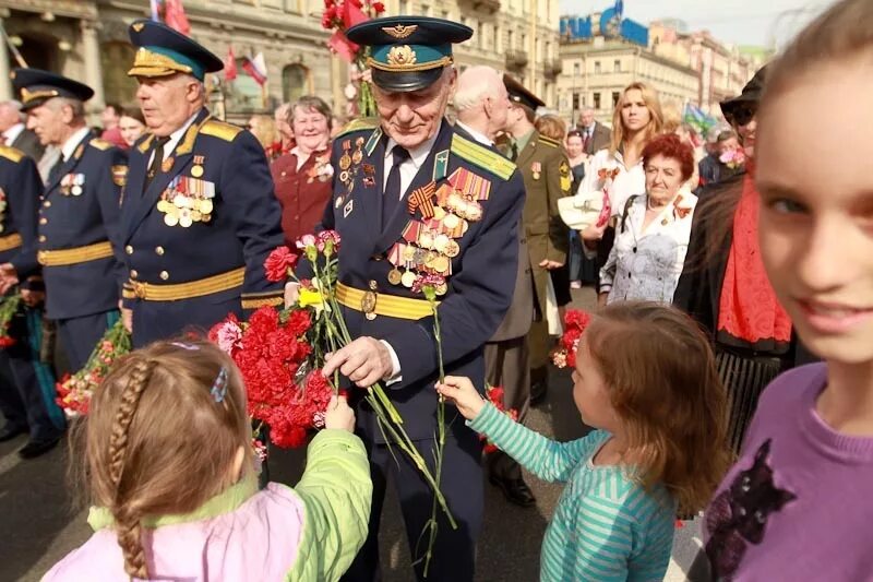 Как празднуется день победы. Празднование дня Победы. С праздником 9 мая. С праздником днем Победы. Дети на параде Победы.