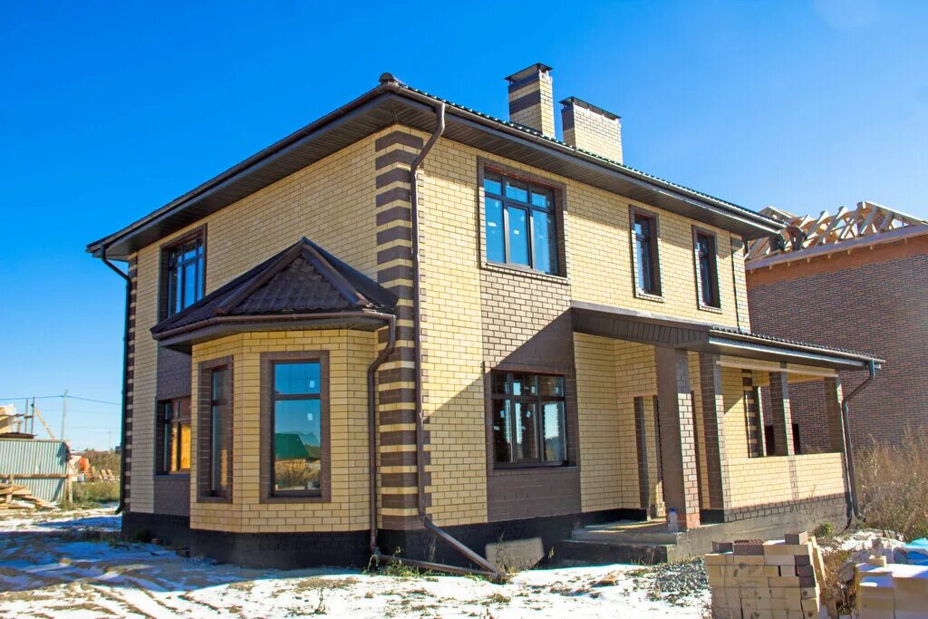 кирпичный дом. фасад дома. строительство кирпичных коттеджей. готовые дома из кирпича. дом кирпичный двухэтажный.