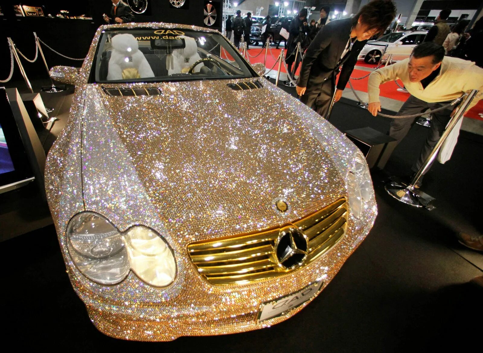 Самой дорогой мерседес в мире. Mercedes-benz sl600 бриллиантовый. сваровски мерседес бенц sl600. мерседес c180 в камнях сваровски. mercedes sl 600 бриллиантовый.
