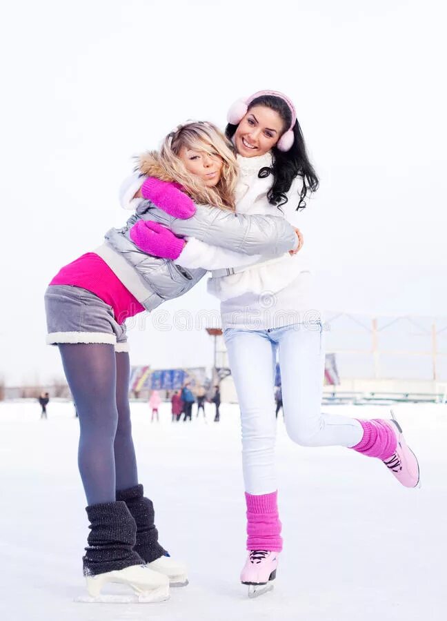 Катание на скейтборде. Люди зимой. Парень на катке. Парень и девушка на катке. Девушка катается с другом.