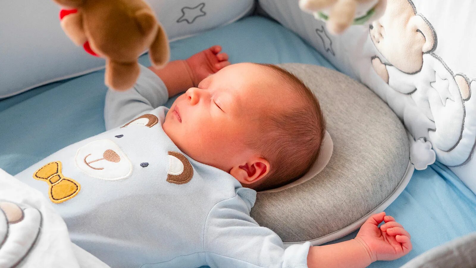Подушка новорожденному с какого возраста. Противоколиковая подушка для новорожденных. Baby 's Pillow. Newborn with Pillow. Baby taking Pillow.