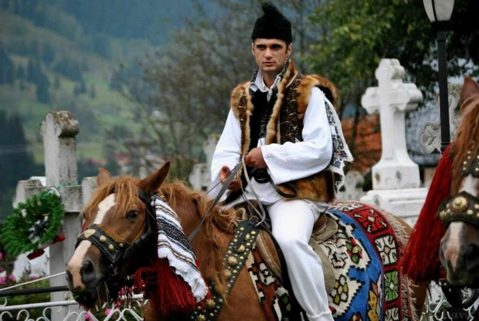 Украинцы румыния. Национальный костюм Румынии. Румыны национальный костюм. Национальная одежда Румынии. Румынский национальный костюм.