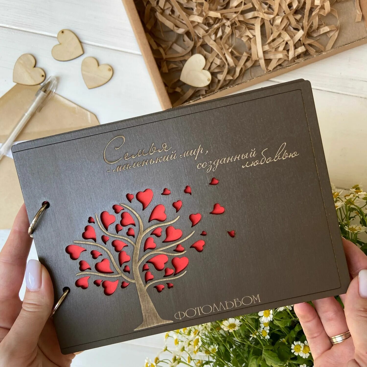 Карточки деревья для детей дуб. Альбом деревья. Деревянный альбом. Фотоальбом с деревянной обложкой путешествия. Дерево для детсада.