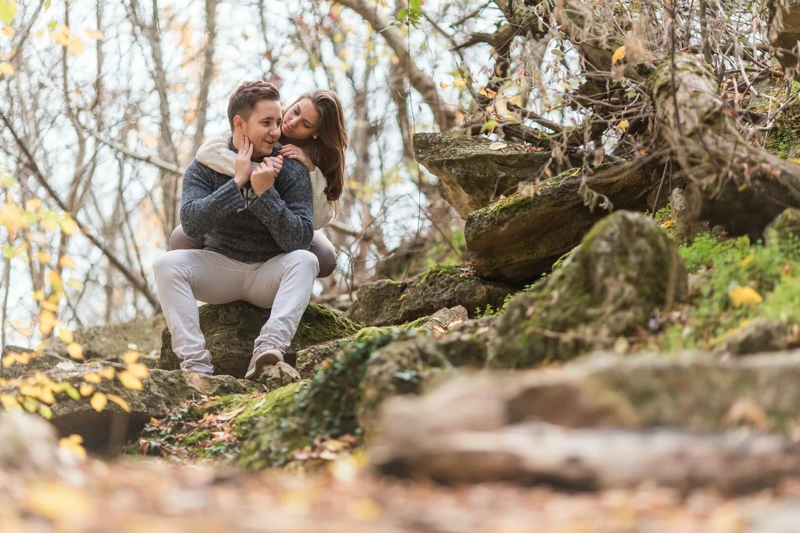 Love story сайт. Осенняя лав стори. Прогулочная фотосессия лав стори. Лавстори в парке фотосессия. Осенняя фотосессия лав стори.