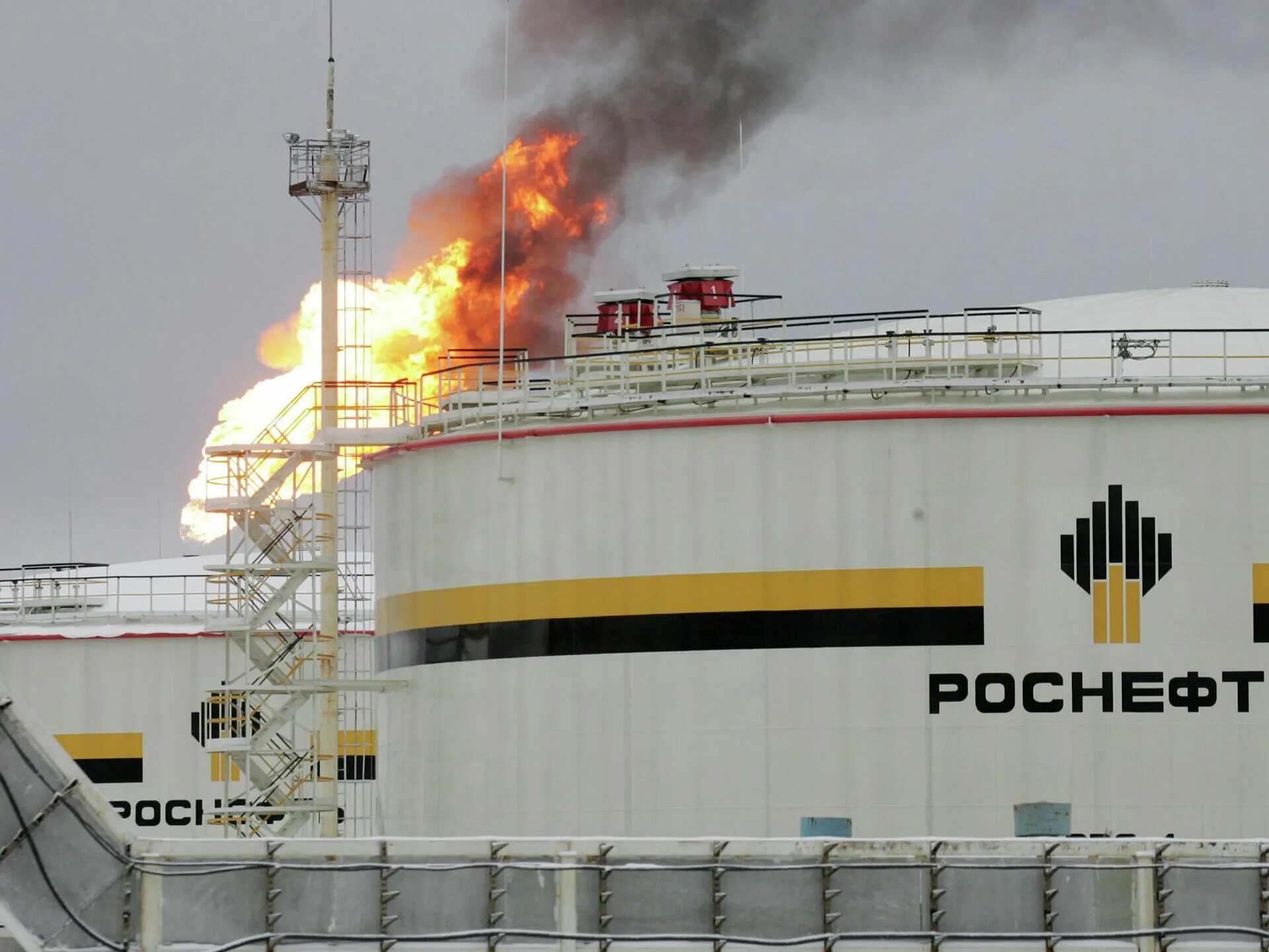 Почему упала роснефть. Роснефть. Добыча нефти Роснефть. Нефтедобыча Роснефть. Нефтяники Роснефть.