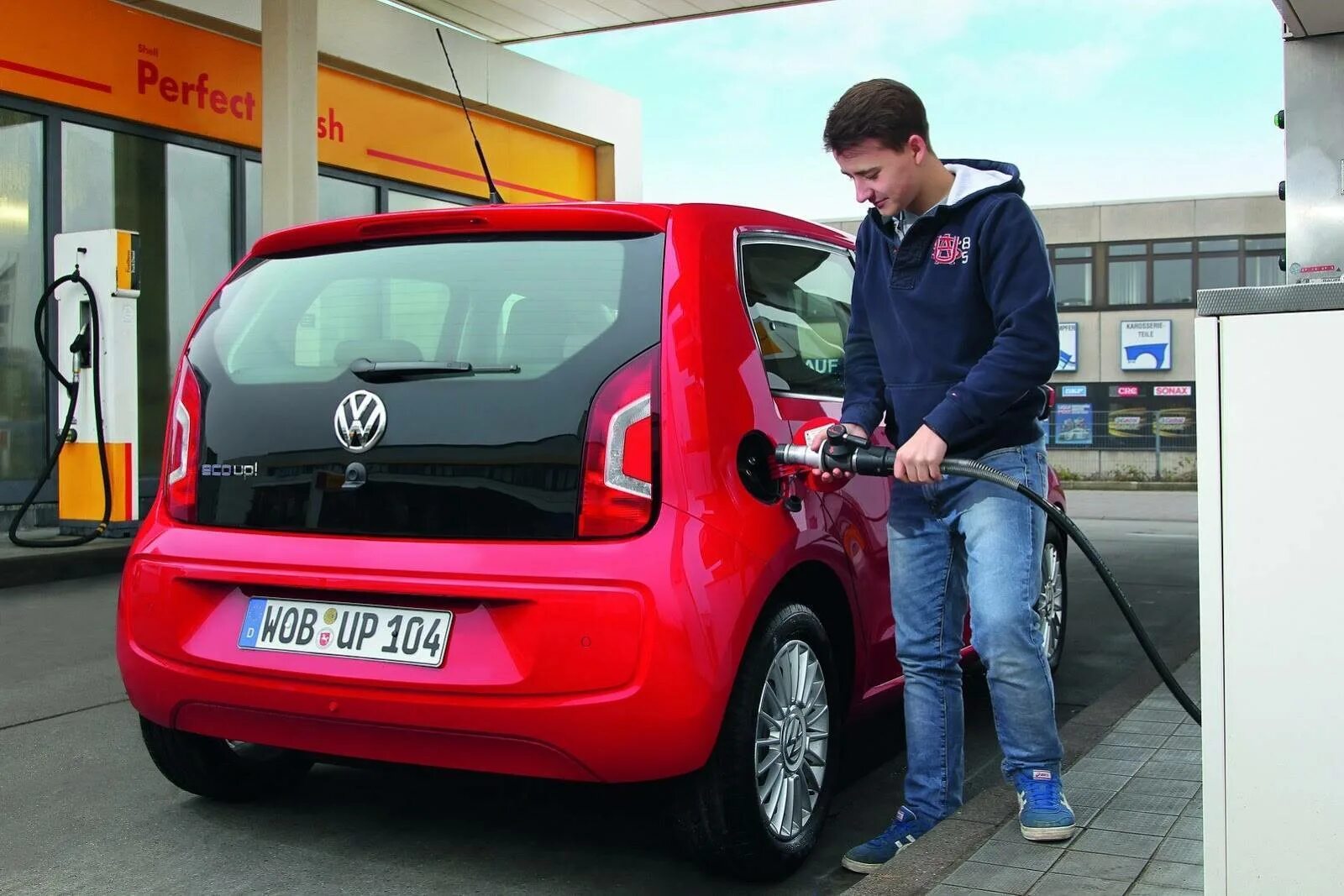 Общественный автомобиль. Volkswagen Eco up. VW up CNG. Экономная машина. Автомобиль и бензин.