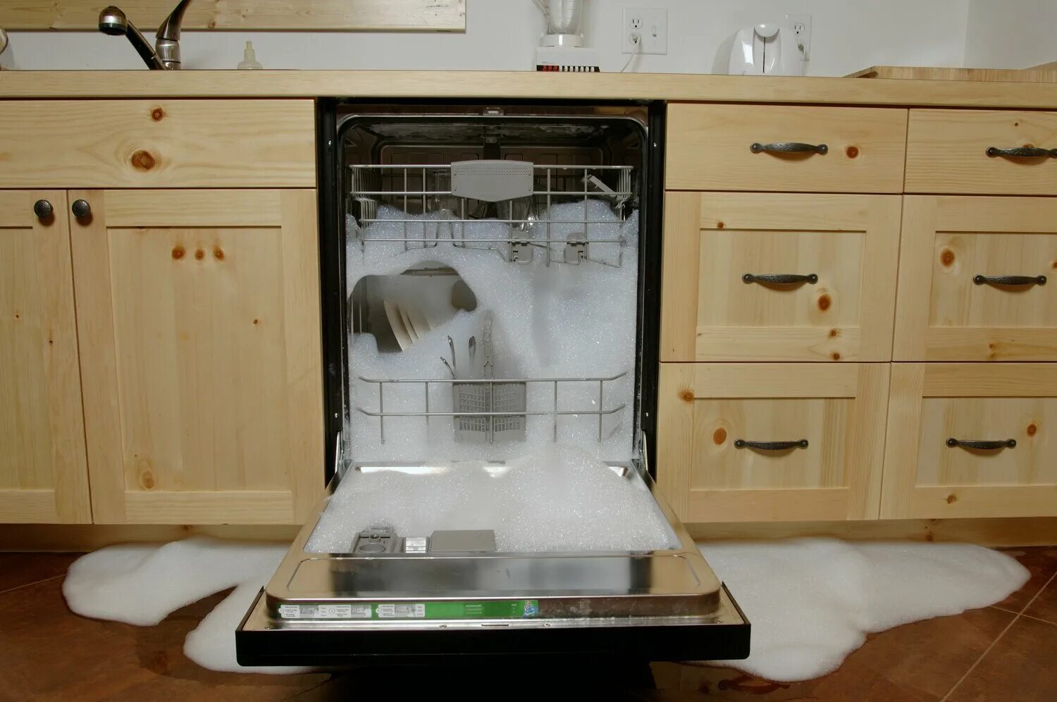 Почему посудомоечная машина стала. Для посудомоечных машин. Сломалась посудомойка. Сломанная посудомоечная машина. Протечка посудомоечной машины.