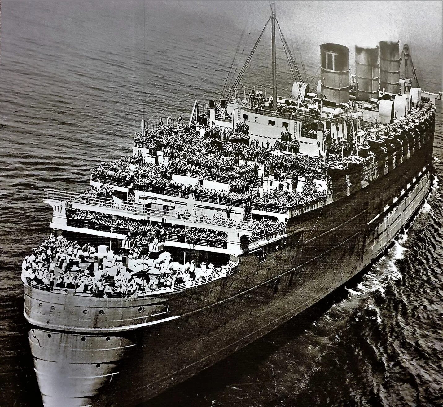 Лайнер времен ноя. Трансатлантический лайнер Queen Mary. Лайнер куин Элизабет 1940 год.