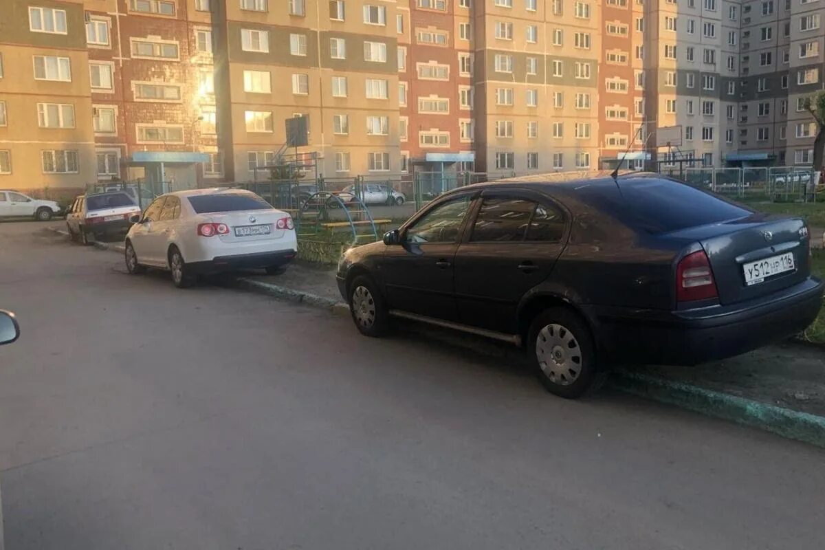 Парковка автомобиля. Авто 20 лет стоит во дворе. Бордюр для парковки. Если машина стоит без номеров во дворе. Автомобиль во дворе.