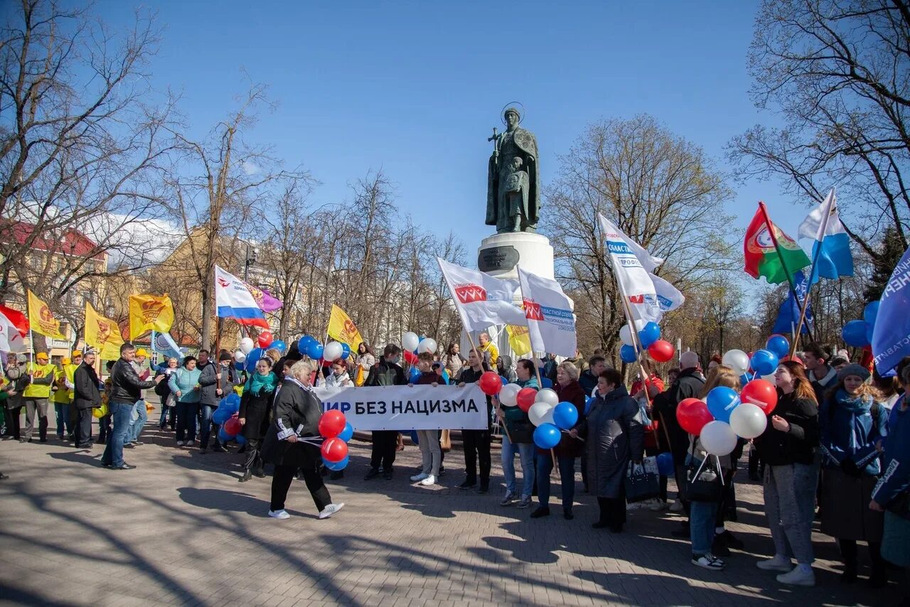 Митинг 1 мая. Митинг ЛДПР 1 мая 2022. Памятник автопробег профсоюзов. Митинг первого мая в Москве.