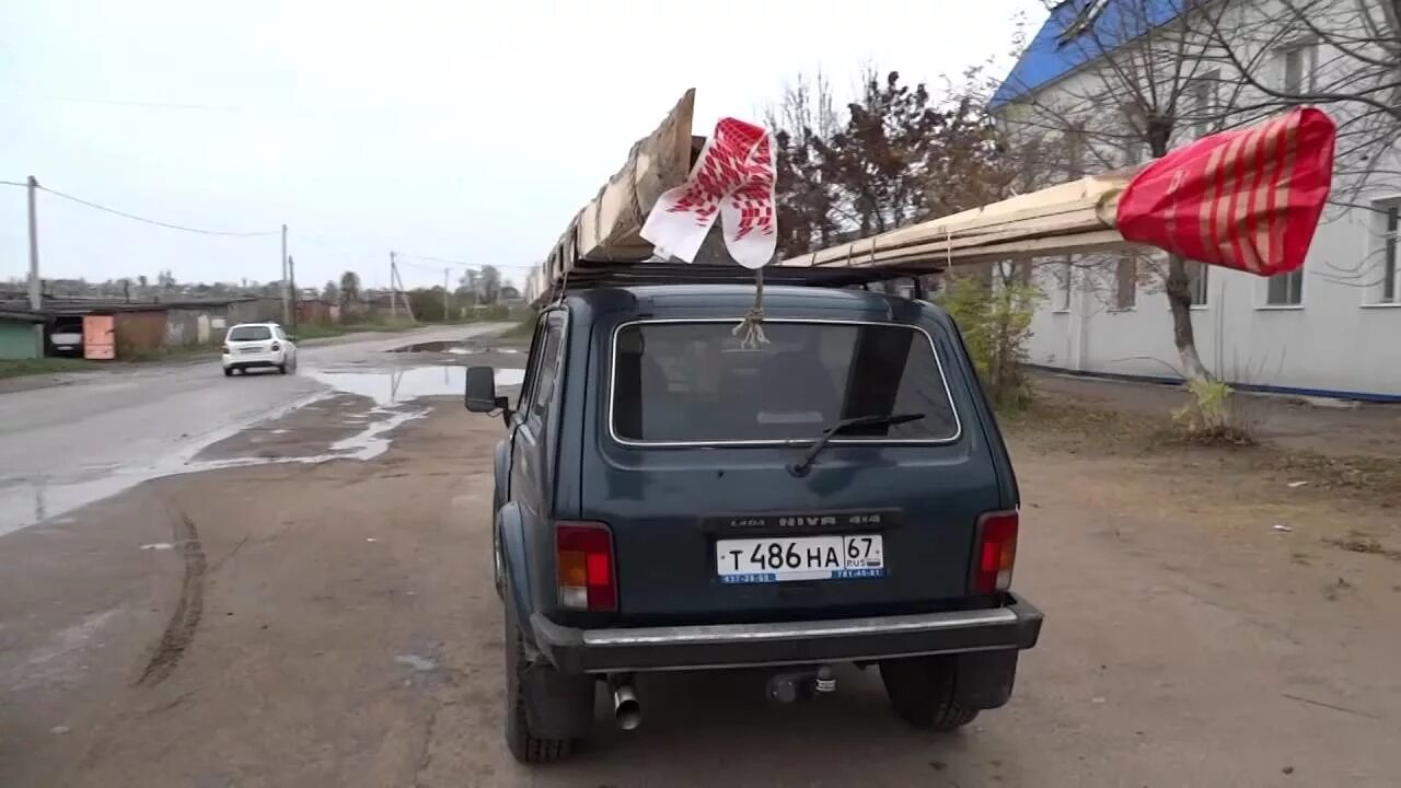 Перевозка грузов на крыше автомобиля правила. Доски 6 метров на крыше багажника газель. 6 метров на багажнике. доски на багажнике. 6 метровые доски на крыше машины.