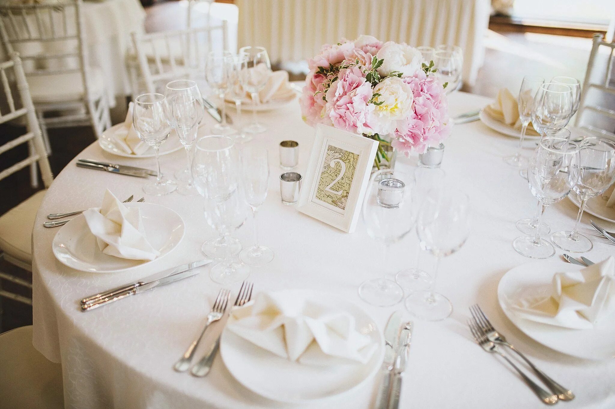 Украшение свадебного стола. Сервировка стола на свадьбу. Сервировка стола в белом цвете. Декор свадебного стола гостей.