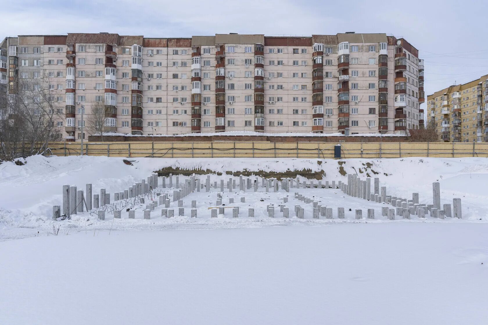 Дом у озера Тюмень брусника. На Гастелло Тюмень брусника. Дом на Гастелло Тюмень брусника. Гестело Враника Тюмень. Жк у озера тюмень