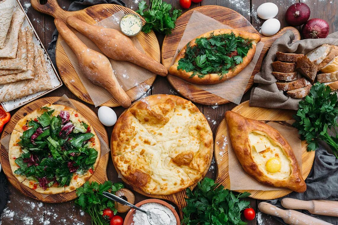 Грузинская еда на дом. Айладж абхазская кухня. Грузинская кухня сет. Хинкали хачапури шашлык грузия. Грузински кухня.