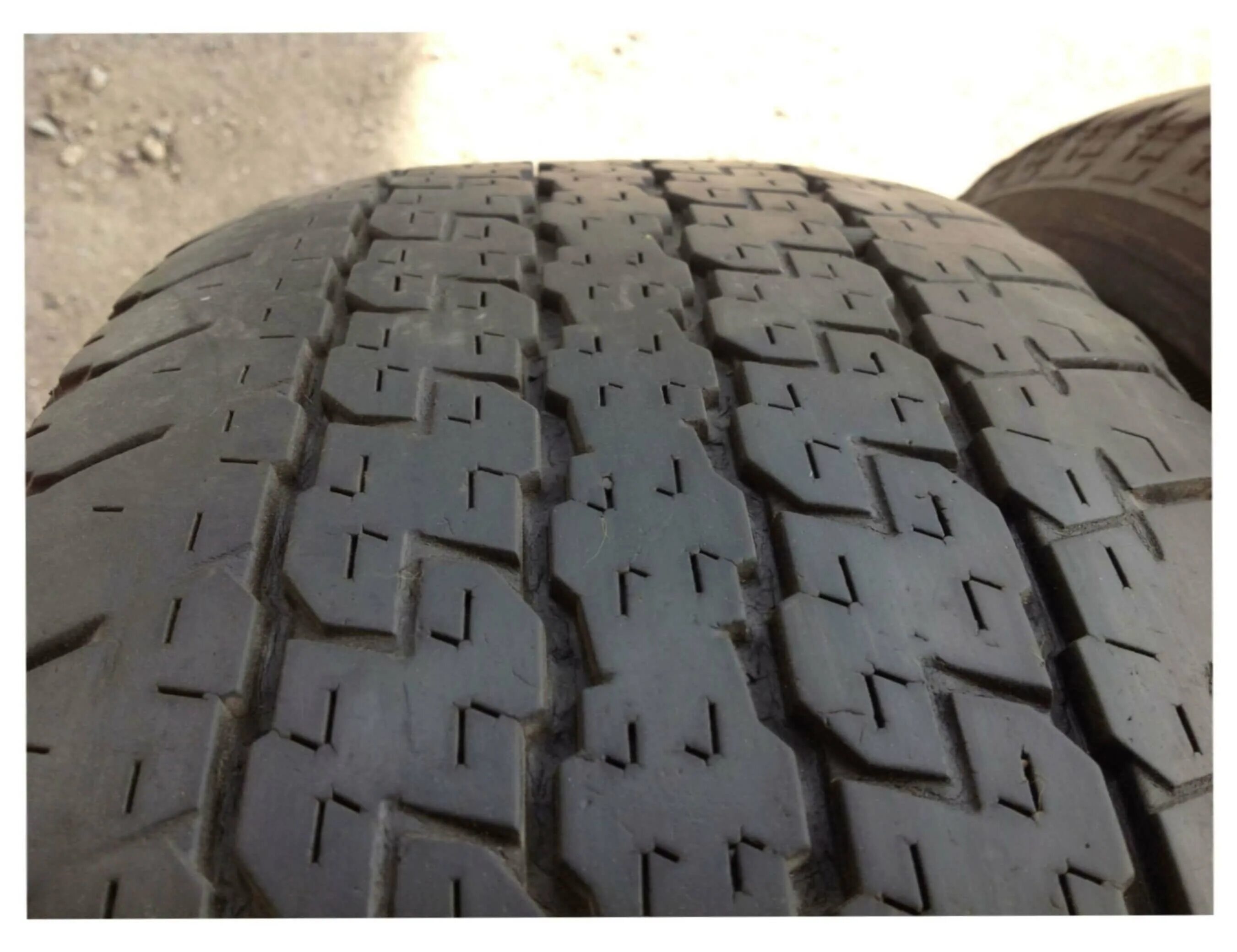 Купить летнюю 265 65 r17. Bridgestone Dueler 265/65 r17. Bridgestone Dueler HT 840. 265/65 R17. Бриджстоун 265/65/17 лето.