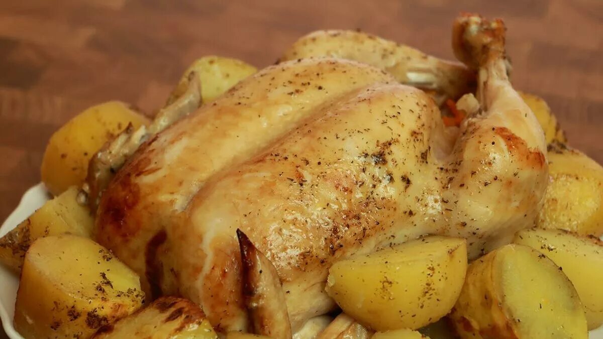 Как приготовить картошку с курицей в рукаве. Курица с картошкой в духовке. Курица в духовке целиком с картошкой. Курица запечённая в духовке с картофелем. Курица с картофелем в рукаве.