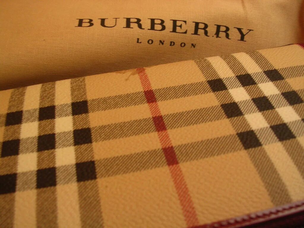 Стиль барбери. Бренд барбери. Бренд барбери тренч. Burberry английская. Burberry 40226891.