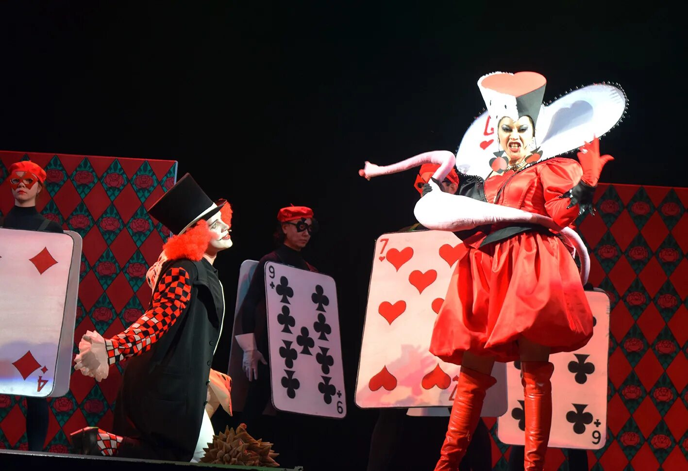 алиса в стране чудес музкомедия новосибирск. театр музыкальной комедии алиса в стране. театр музыкальной комедии алиса в стране. алиса в стране чудес музкомедия. мюзикл глеба матвейчука алиса в стране чудес.