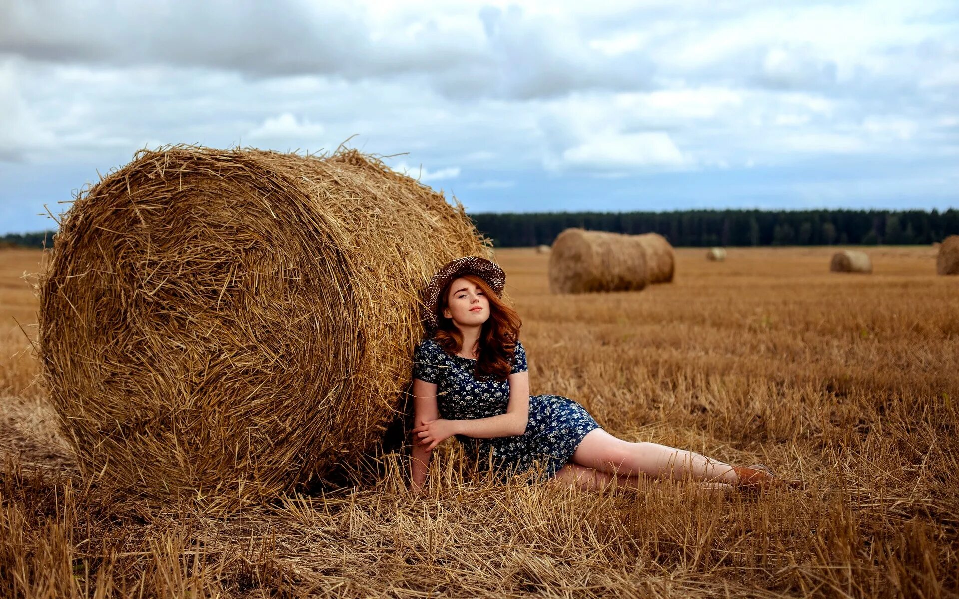 девушка сено стог. девушка на стоге сена. красивая девушка в поле. фотосессия со стогом сена. фотосессия на сене.