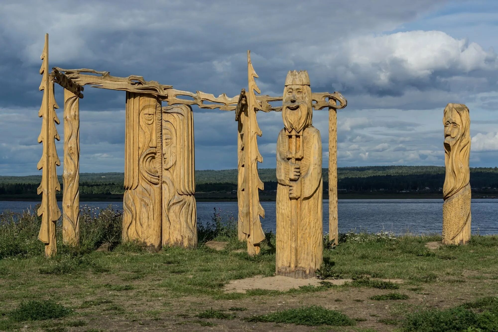 Капище славян. Лесосибирск Енисей и Ангара скульптура. Скульптурная композиция Енисей и Ангара Лесосибирск. Капище Перуна Орел. Остров Хортица святилище.