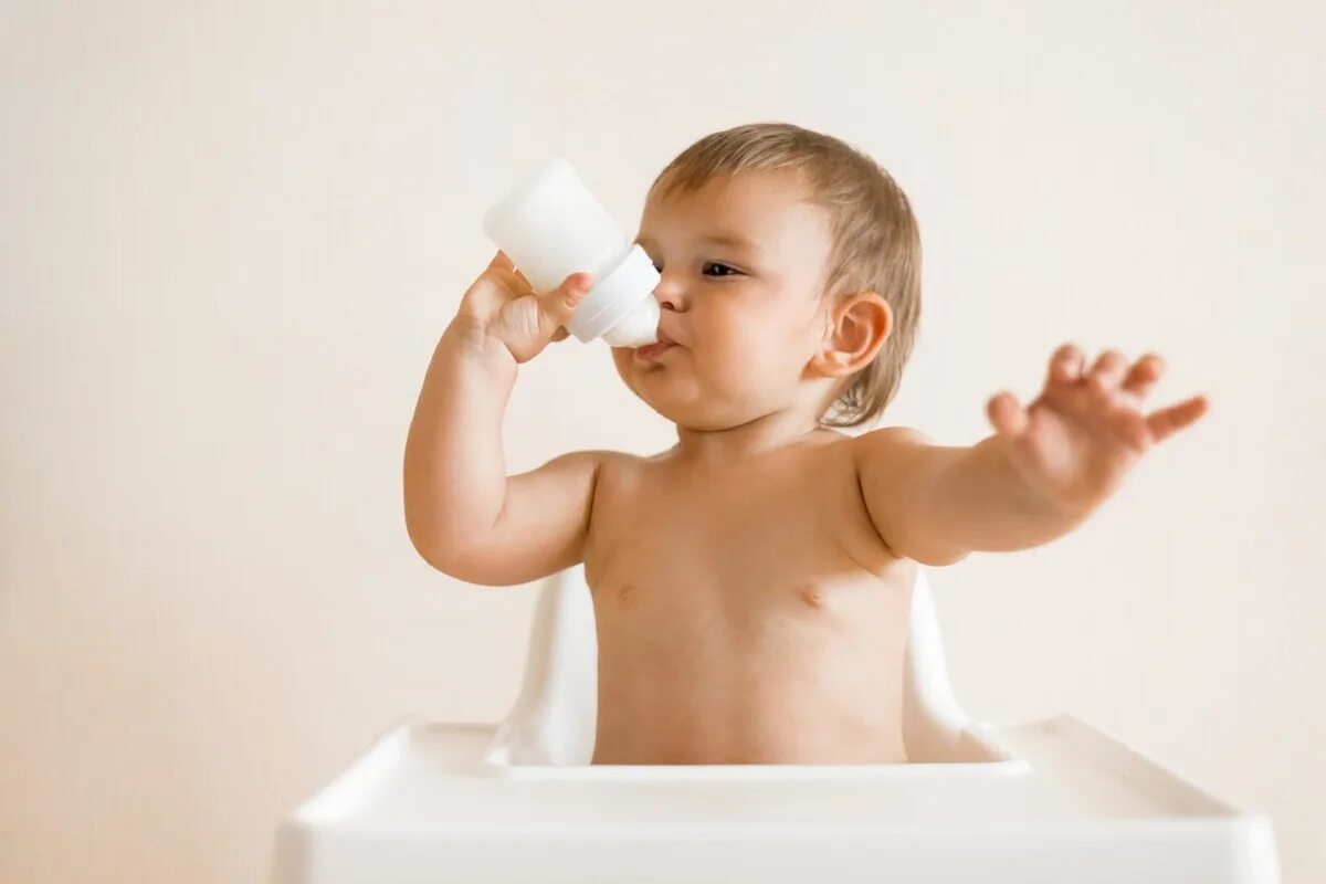 Мама молока пить. Малыш с бутылочкой. Младенец пьет молоко. Младенец с молоком. Ребенок с бутылочкой молока.