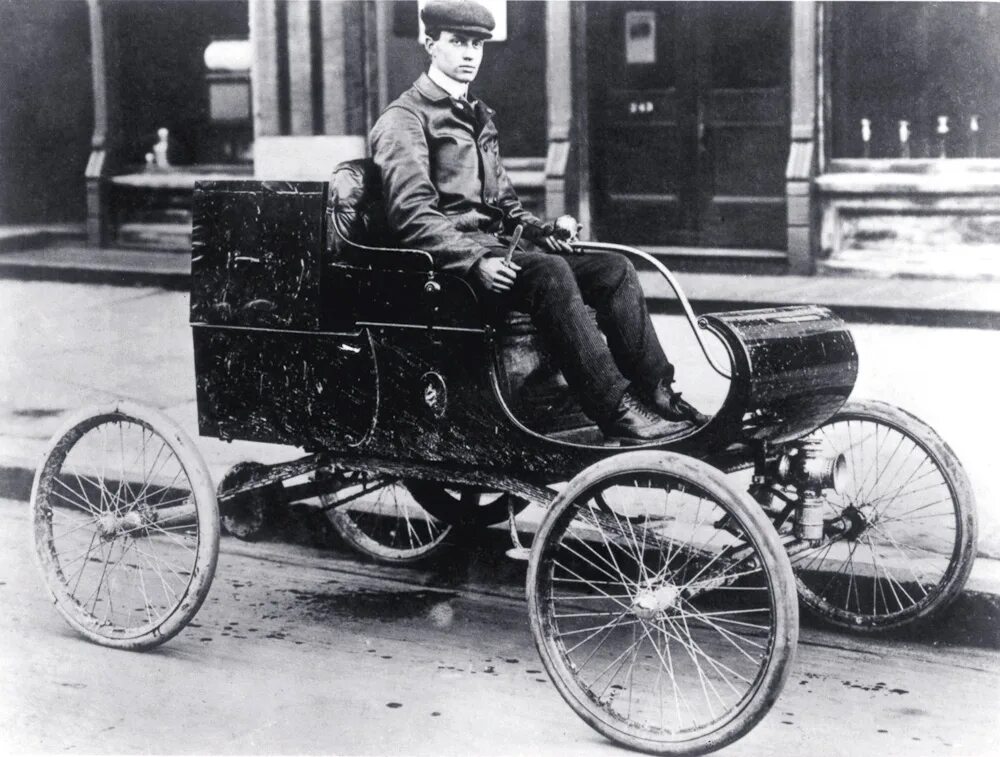 Автомобиль первоначально. Oldsmobile Curved Dash 1901 года. Генри Линдфильд. Первое в мире ДТП 1896 Артур Эдселл. Первый автомобиль в Лондоне.