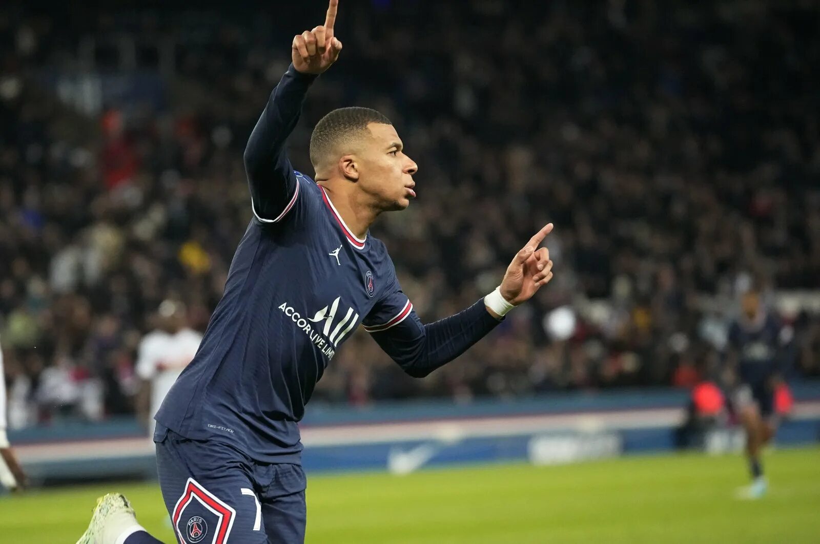 Киллиан мбаппе псж. Мбаппе франция 2022. Kylian mbappe 2022. Килиан мбаппе 2022 псж. Где играет мбаппе в 2024.