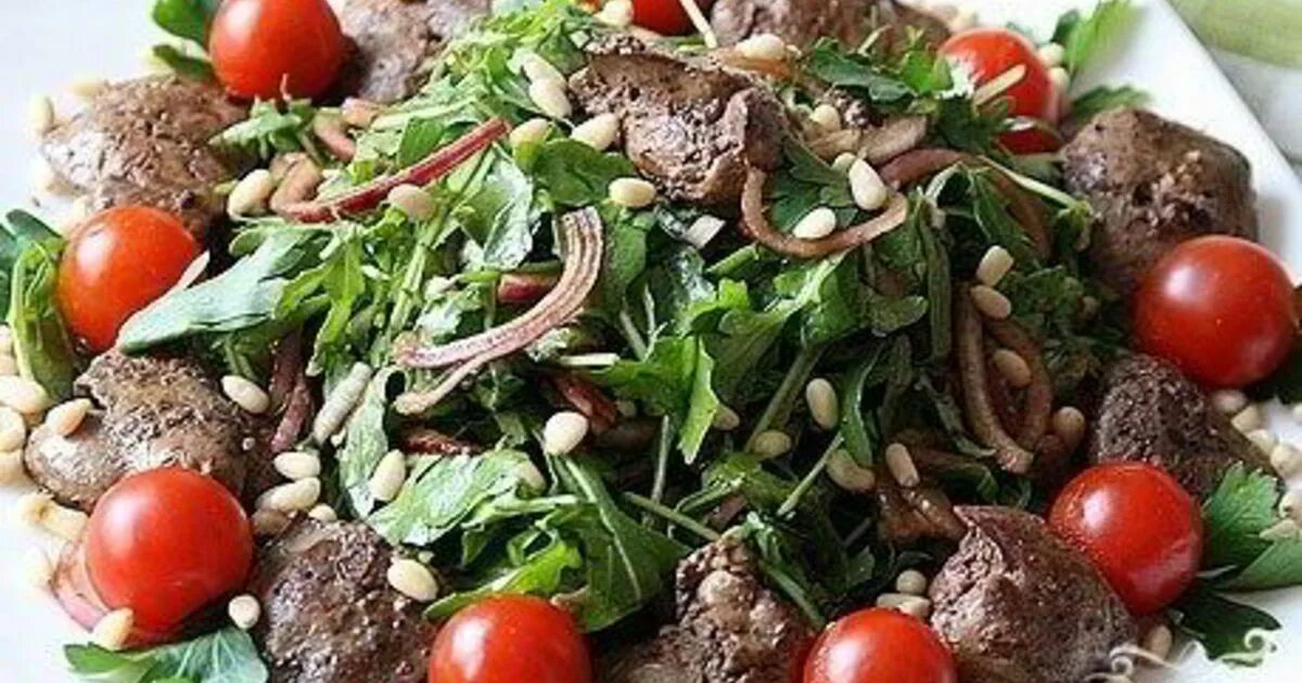 Вкусный салат с куриной печенью рецепт. Теплый салат с куриной печенью от Юлии Высоцкой. Горячий салат с куриной печенью и рукколой. Салат с куриной печенью и рукколой. Салат с куриной печенью и кедровыми орешками.