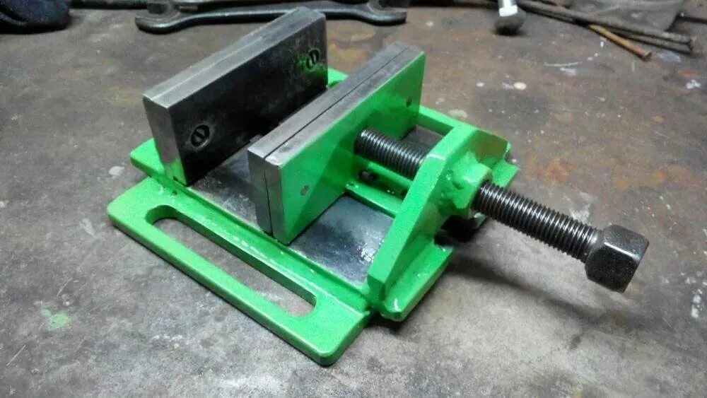 Как сделать домашние тиски. Тиски из профильной трубы 80х80х3. Как сделать домашние тиски. Тиски из швеллера. Тиски для сверлильной стойки/make a metal drill vise.