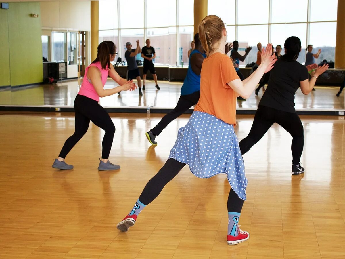 Где научиться танцам. Современные танцы. Спортивные танцы в зале. Занятия по танцам. Танцевальный класс.