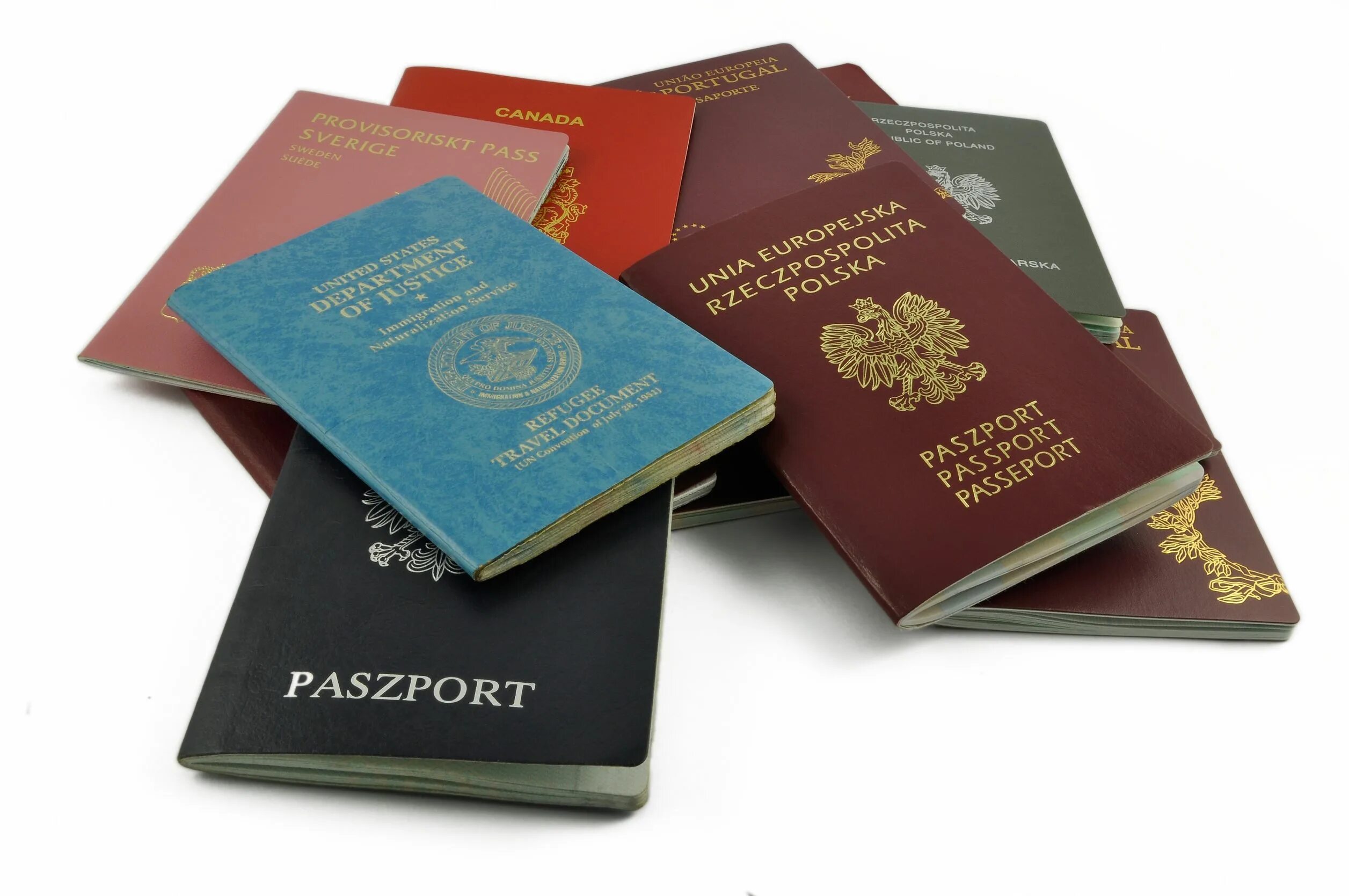 Как получить второе гражданство. Обложки паспортов разных стран.