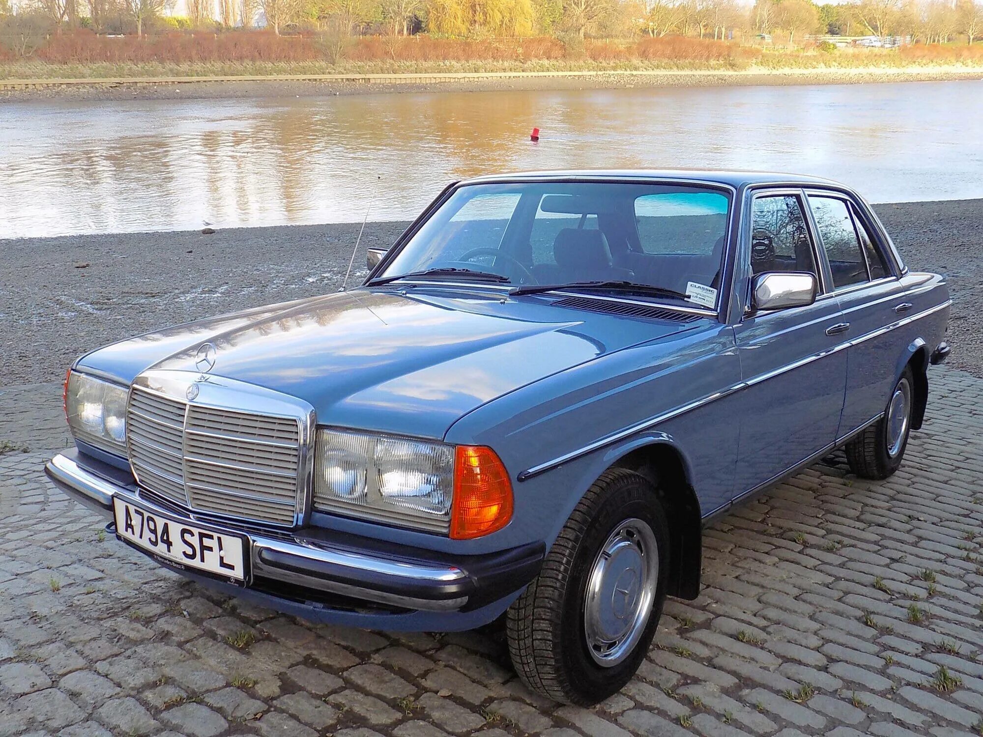 Купить старый мерседес. Мерседес Бенц 123. Mercedes-Benz w123 230. Mercedes Benz e230 w123. Мерседес Бенц w123 200.