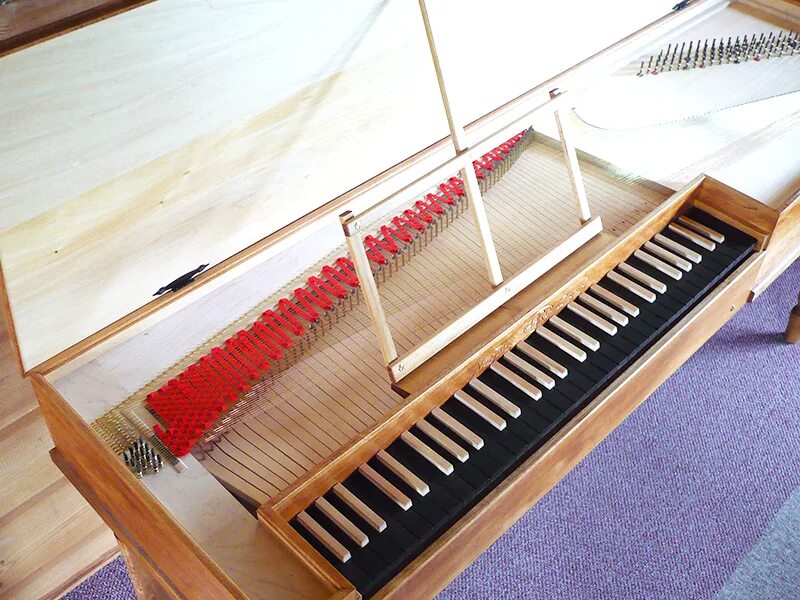 Клавесин 6 букв. Механика клавесина. Клавикорд строение. Клавесин струнный музыкальный инструмент. Клавиатура клавесина.