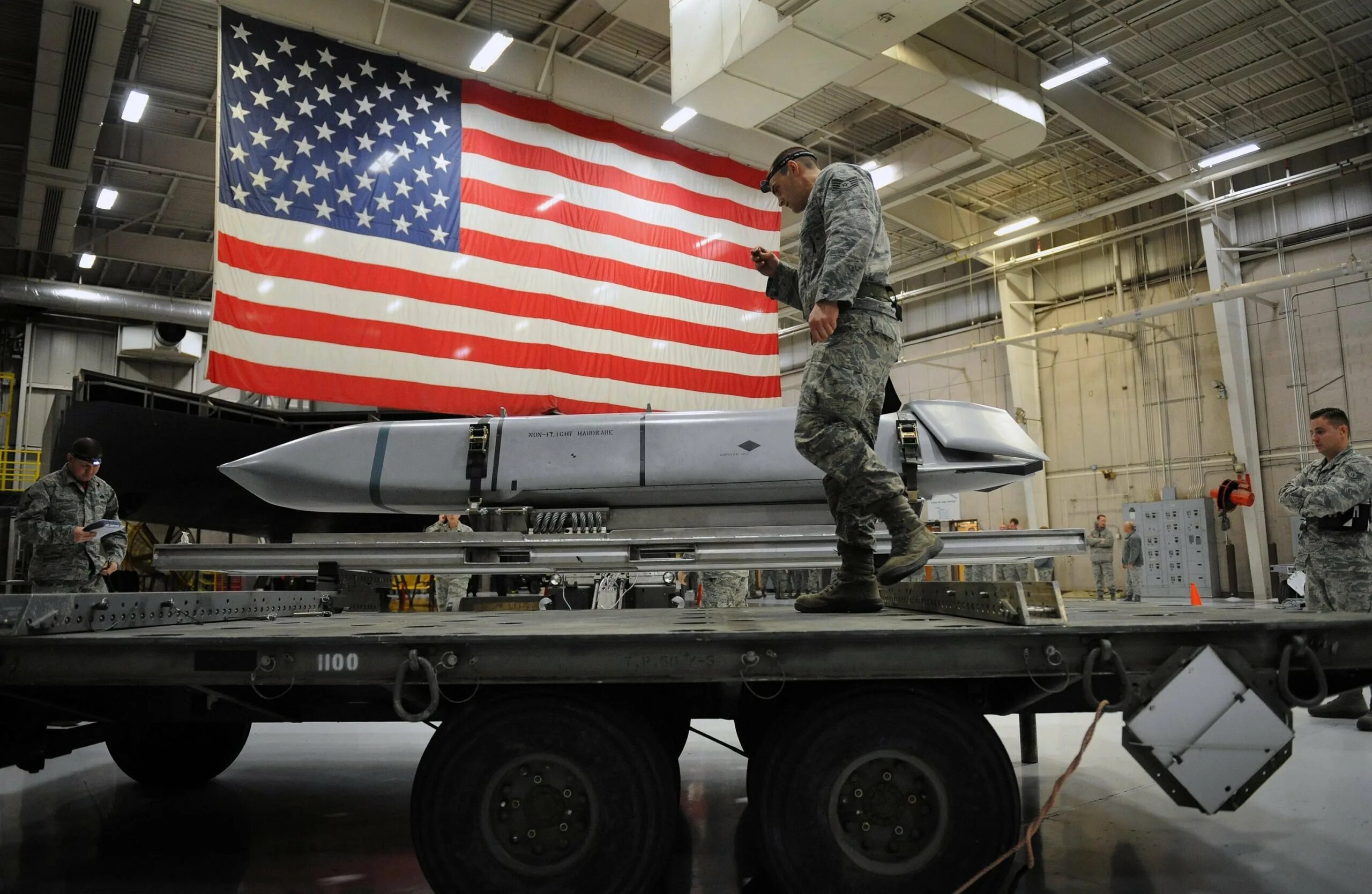 Ядерные ракеты нато. Ядерное оружие США. Ядерное вооружение США. Ядерное оружие НАТО. Ракета AGM-158 JASSM.