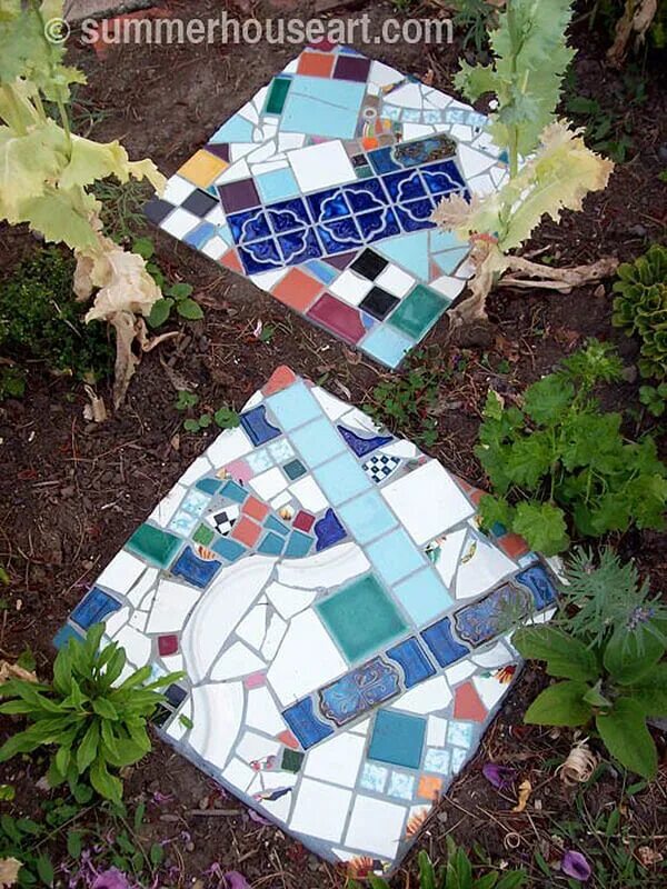 Старая плитка на даче. Мозаика в саду. Мозаика из остатков плитки. Садовые дорожки из кафельной плитки. Плиточная мозайка на даче.