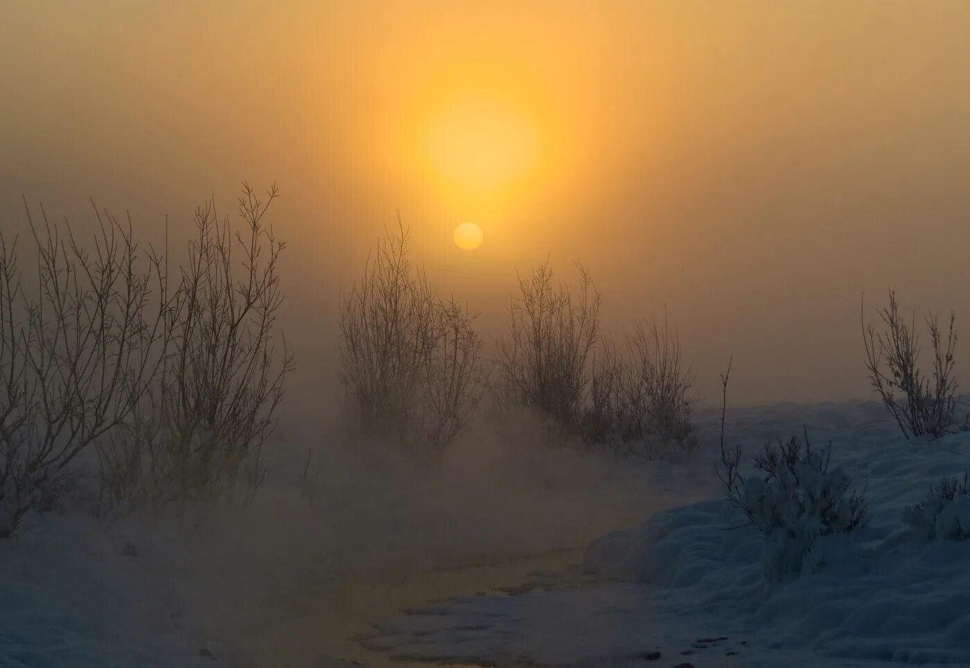 Зимний рассвет. Морозный Восход. Рассвет в Сибири зимой. Зимний Восход солнца. В морозные дни солнце восходит в тяжелом